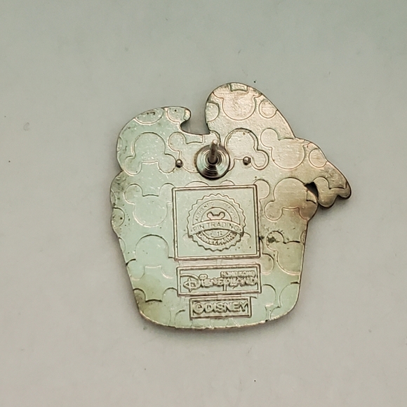 Disney Pin Trading HK Disneyland Donald Duck Character Cupcake Collection Pin - Picture 3 of 3